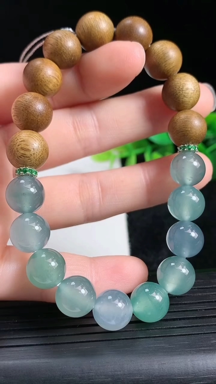 天然A货翡翠蓝水檀香圆珠手串尺寸9.5重量:19.61g3月24日
工厂直销收藏佳品,种好水足，色泽