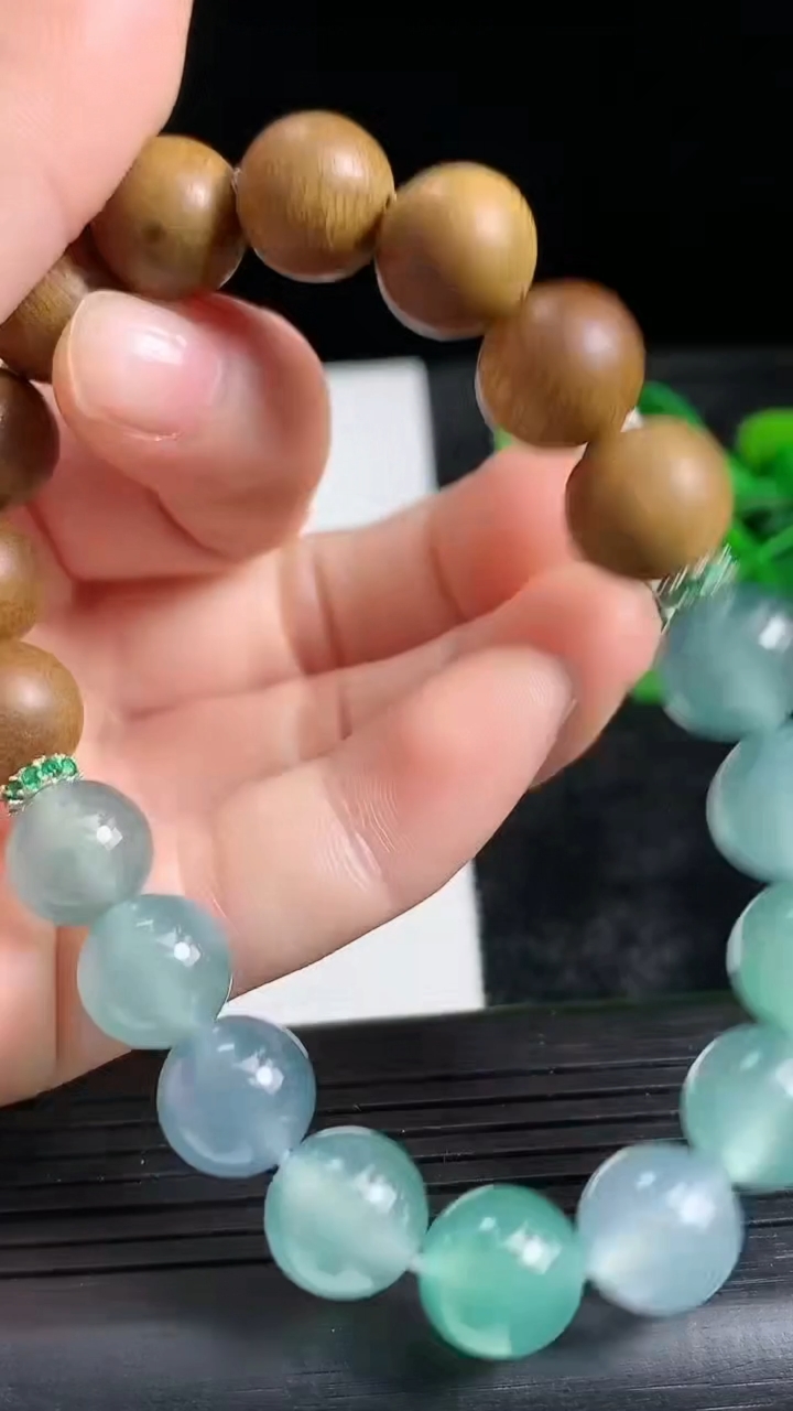 天然A货翡翠蓝水檀香圆珠手串尺寸9.5重量:19.61g3月24日
工厂直销收藏佳品,种好水足，色泽均匀，有种有色，上手高大气！