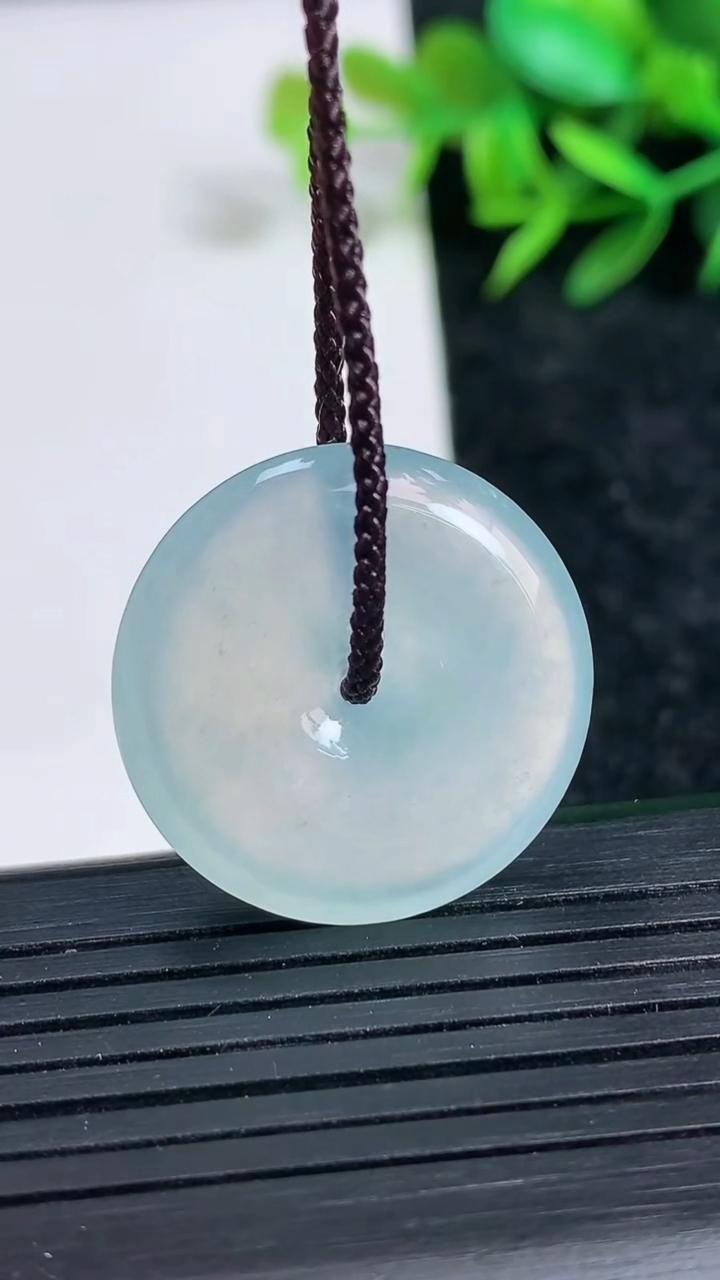 天然A货翡翠种飘花平安扣吊坠尺寸24.5-5.4重量:6.83g
3月24日