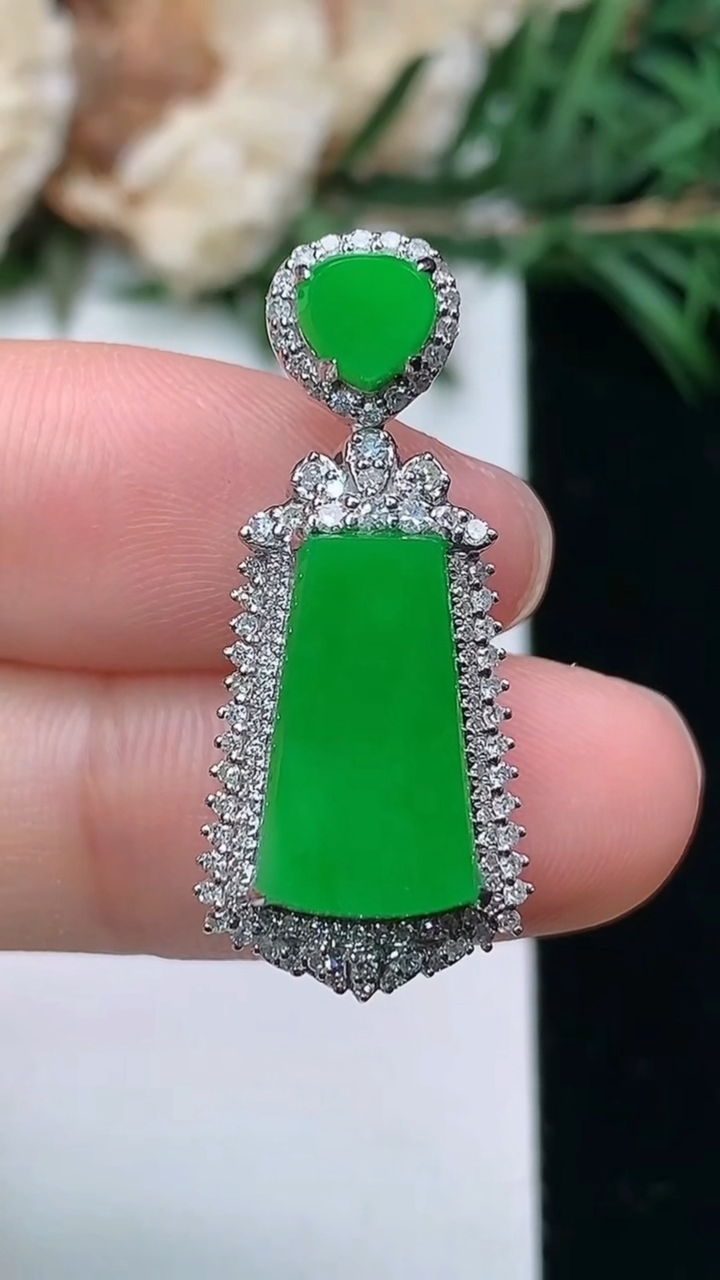 天然A货翡翠无事牌吊坠，尺寸29-13-9，裸石13.9-7.8，重量:4.22g
3月24日