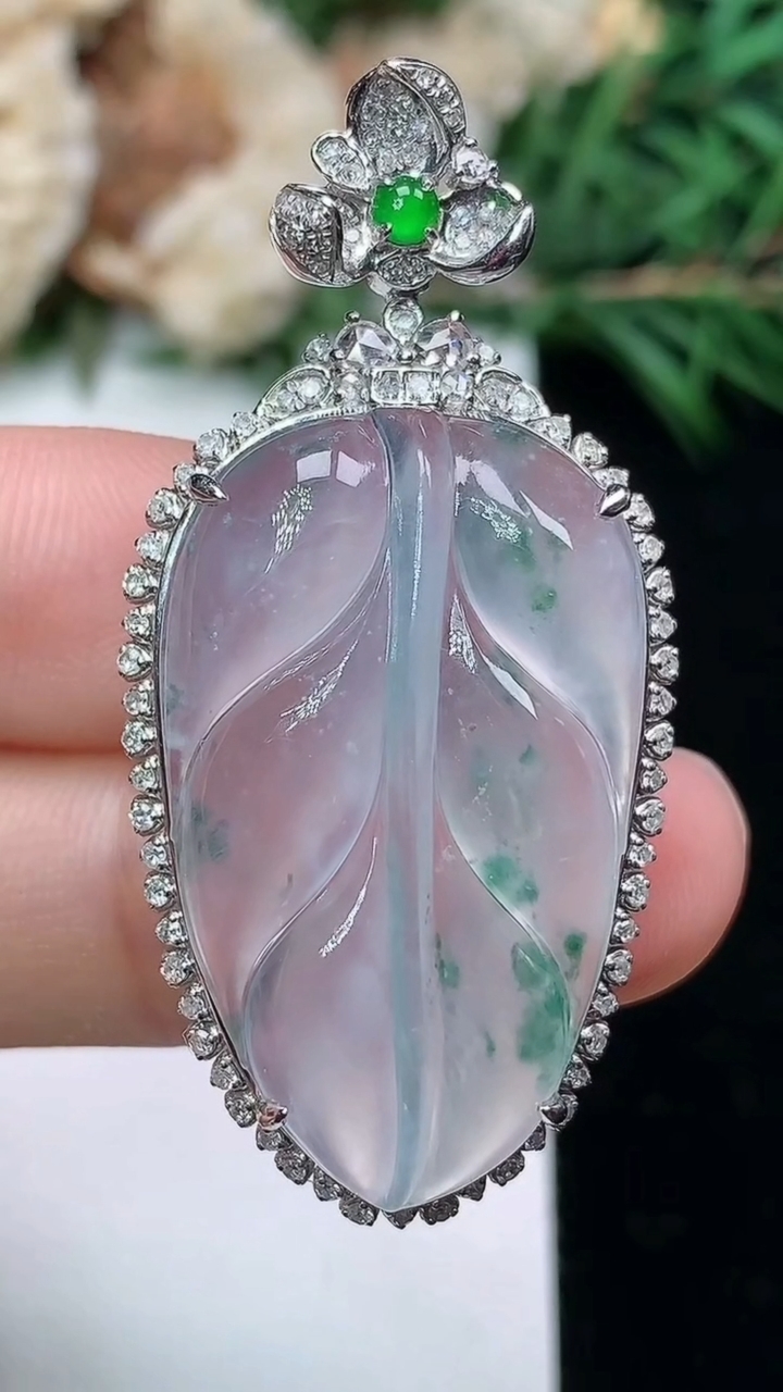 天然A货翡翠飘花金枝玉叶 叶子吊坠，尺寸43.5-21.3-9.5，裸石29.5-17.8，重量:7