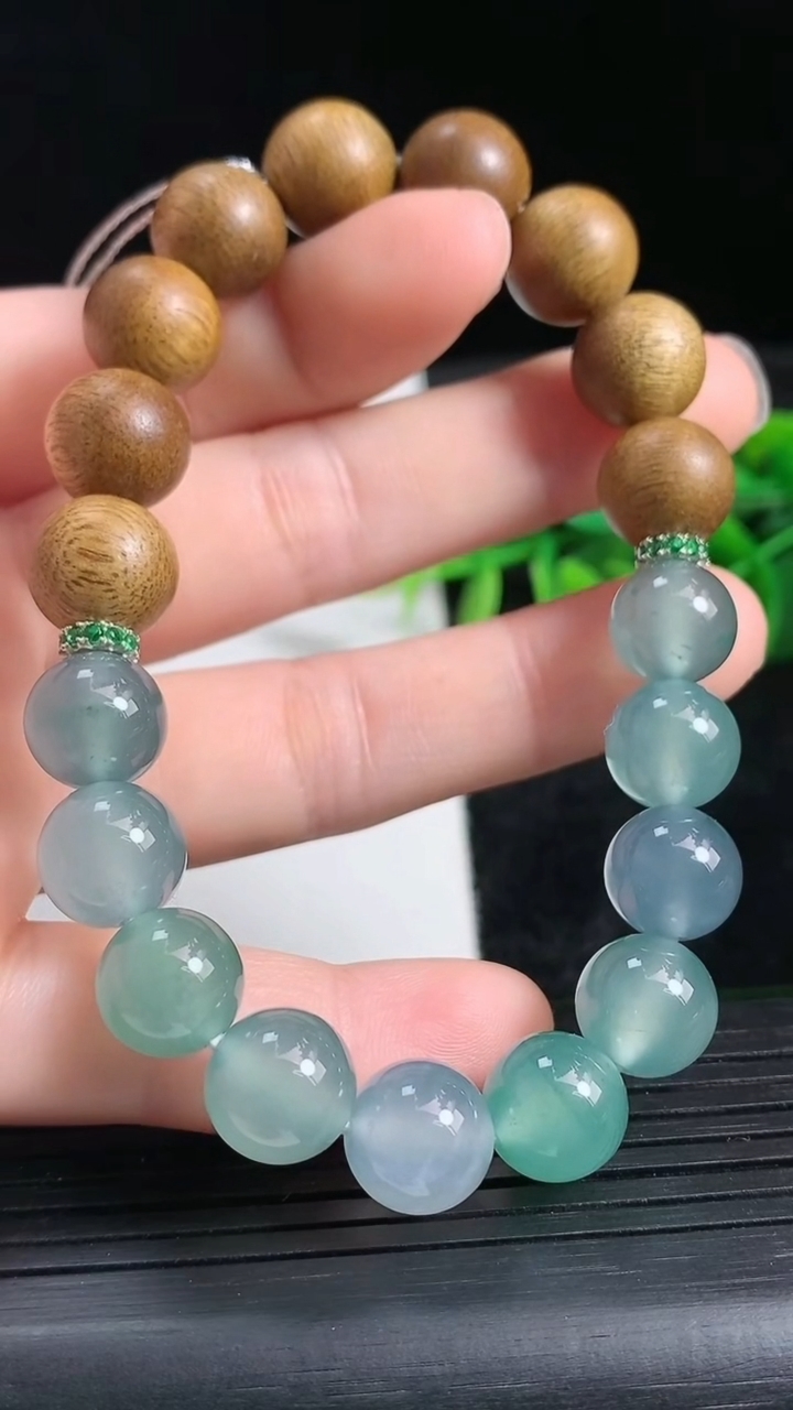 天然A货翡翠蓝水檀香圆珠手串尺寸9.5重量:19.61g3月24日
工厂直销收藏佳品,种好水足，色泽