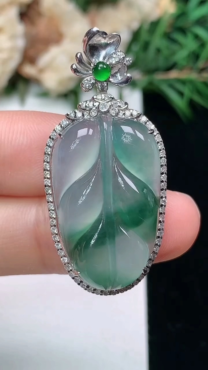 天然A货翡翠金枝玉叶 叶子吊坠，尺寸37.9-18-9，裸石24-15，重量:6.17g
3月24日