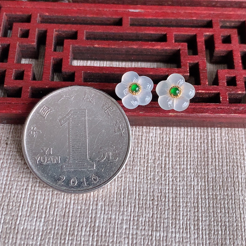 天然A货翡翠18K金镶嵌白月光花开富贵耳钉 
尺寸8.3mm 重量0.89g 0322