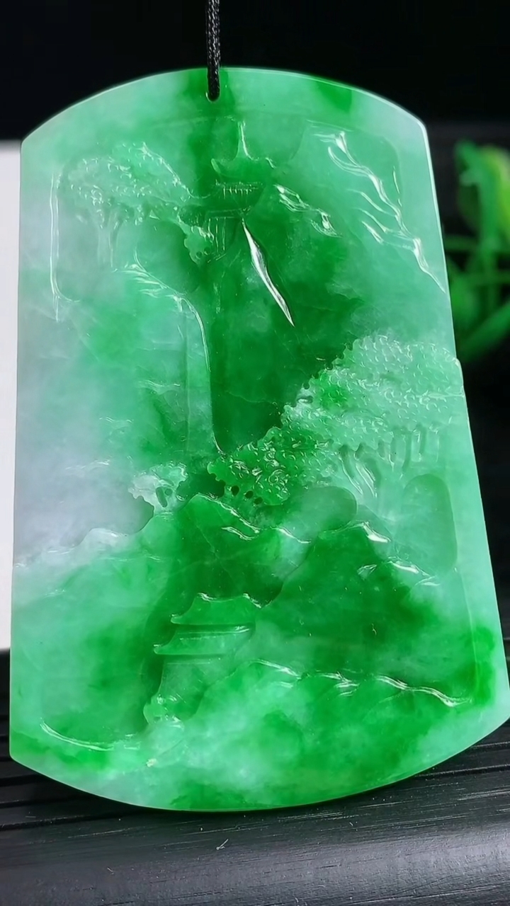 天然A货翡翠山水牌吊坠尺寸64.1-42.3-6.7重量:43.21g
3月24日