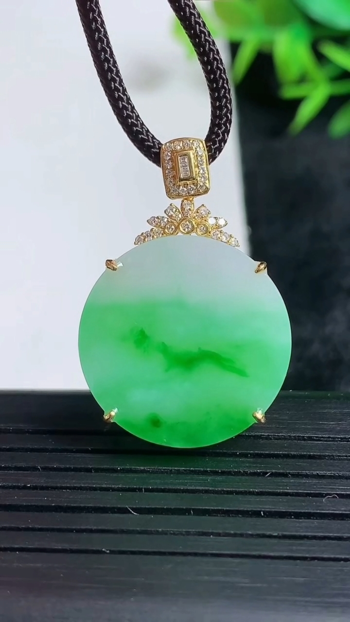 天然A货翡翠无事牌吊坠尺寸31.1-21.3-5.9重量:5.52g
3月24日