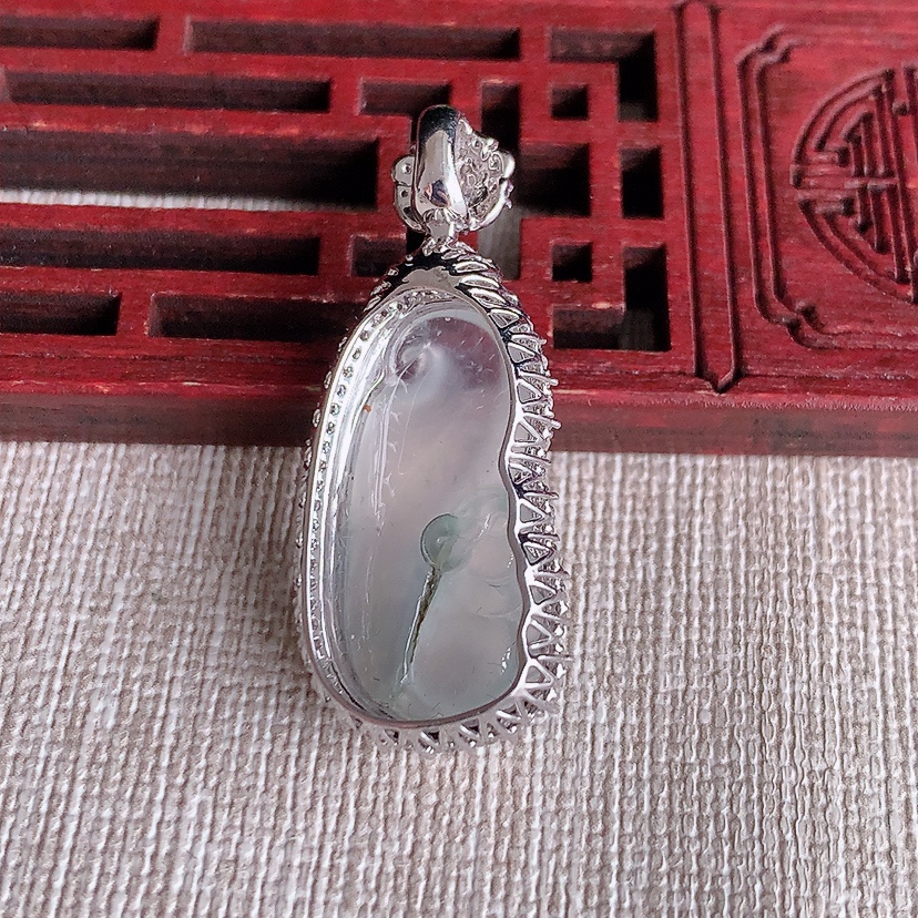 天然A货翡翠18K金伴钻镶嵌飘花松鼠吊坠 
尺寸36-15.6-9.4裸石23.4-12.3mm 重