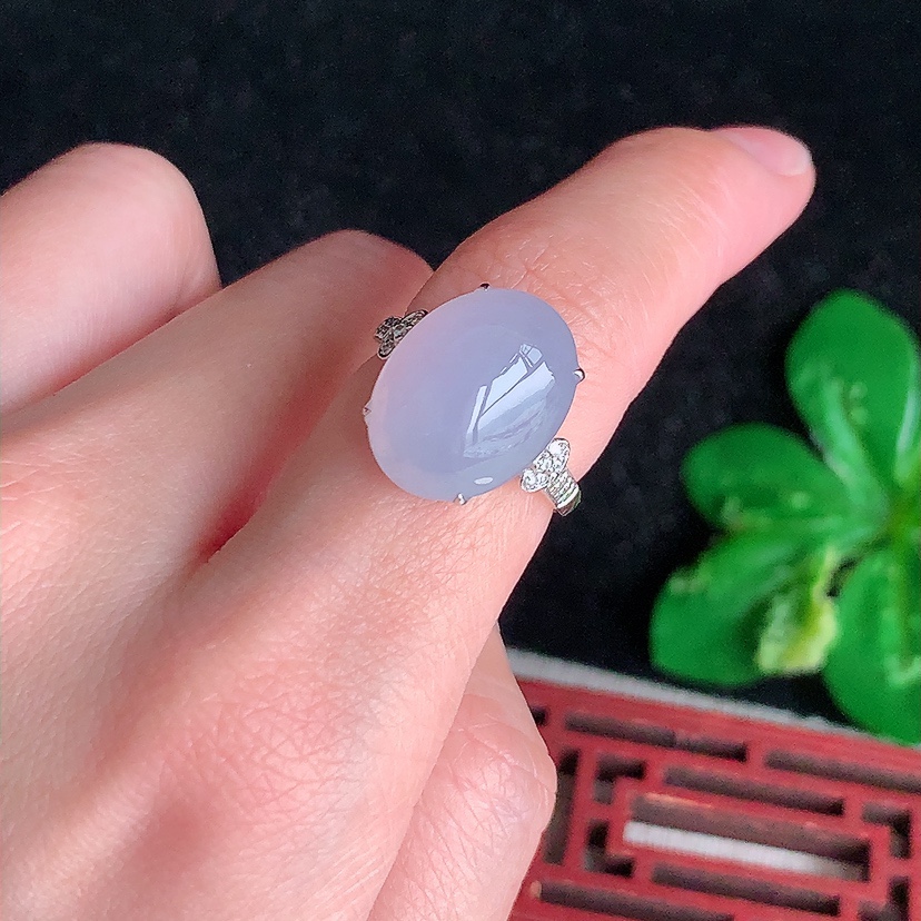 天然A货翡翠18K金伴钻镶嵌紫罗兰蛋面戒指 圈口17.2裸石
尺寸16-12mm 重量4.00g 0324