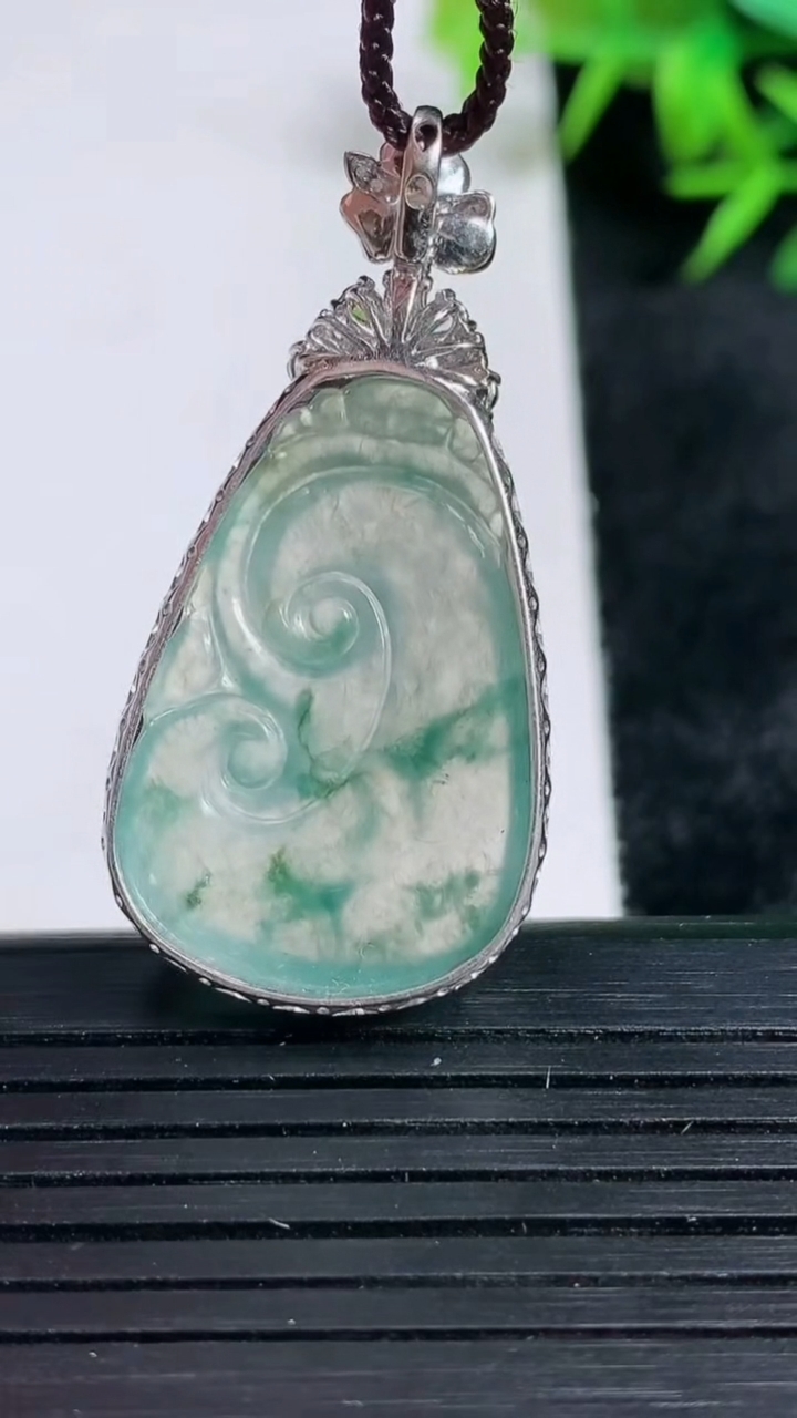 天然A货翡翠种飘花如意吊坠尺寸41.1-29.1-20-7.7重量:5.93g
3月24日