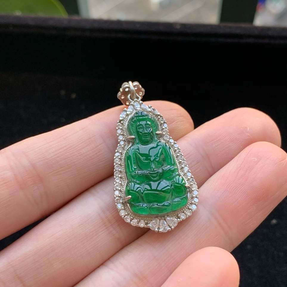 A货天然翡翠冰种925银满绿观音吊坠重量5.20
3月24日