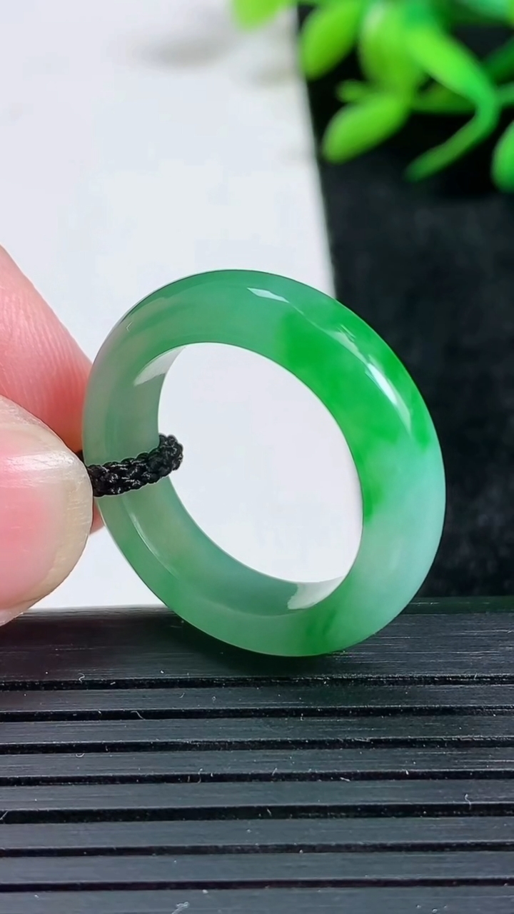 天然A货翡翠指环戒指尺寸18.7-5.8-3.9重量:4.78g2026年3月24日
工厂直销收藏佳