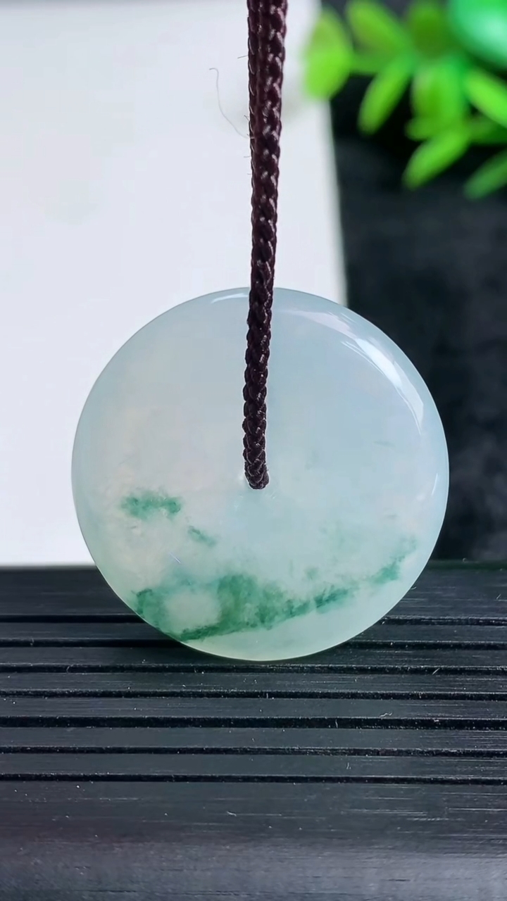 天然A货翡翠冰种飘花平安扣吊坠尺寸27.4-5.3重量:8.53g
3月24日