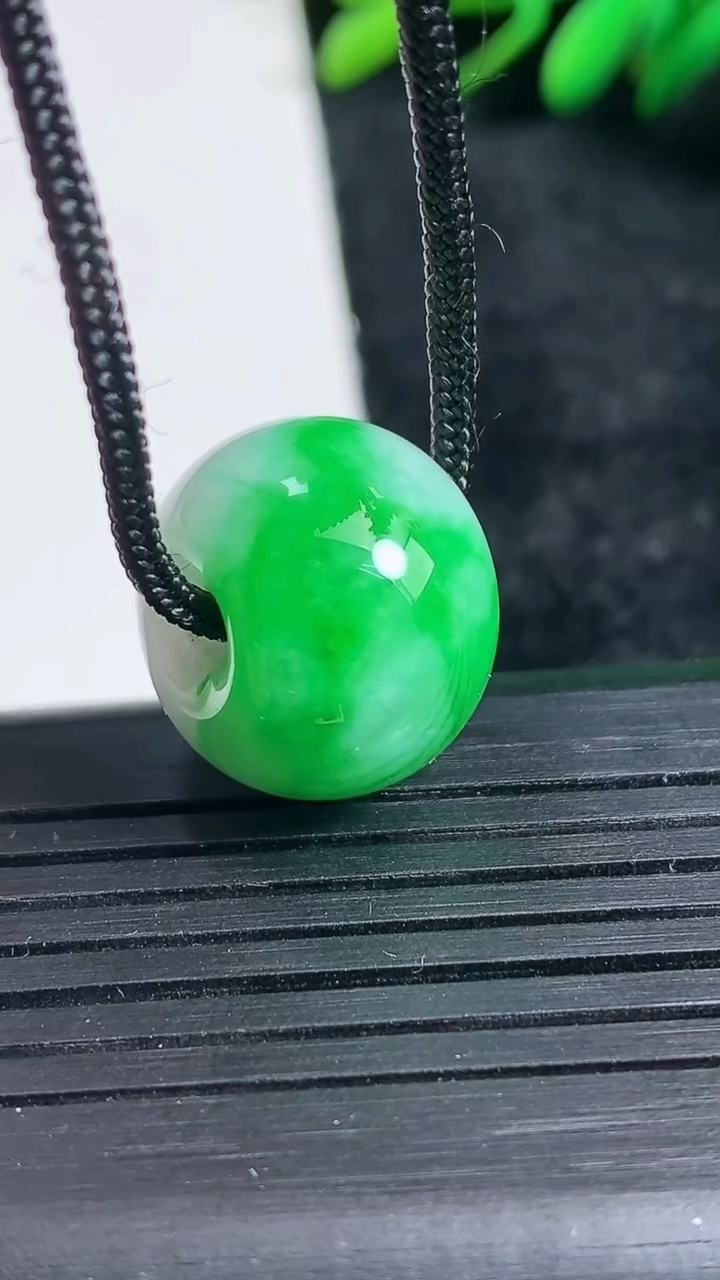 天然A货翡翠路路通吊坠尺寸18-13.6重量:8.64g
3月24日