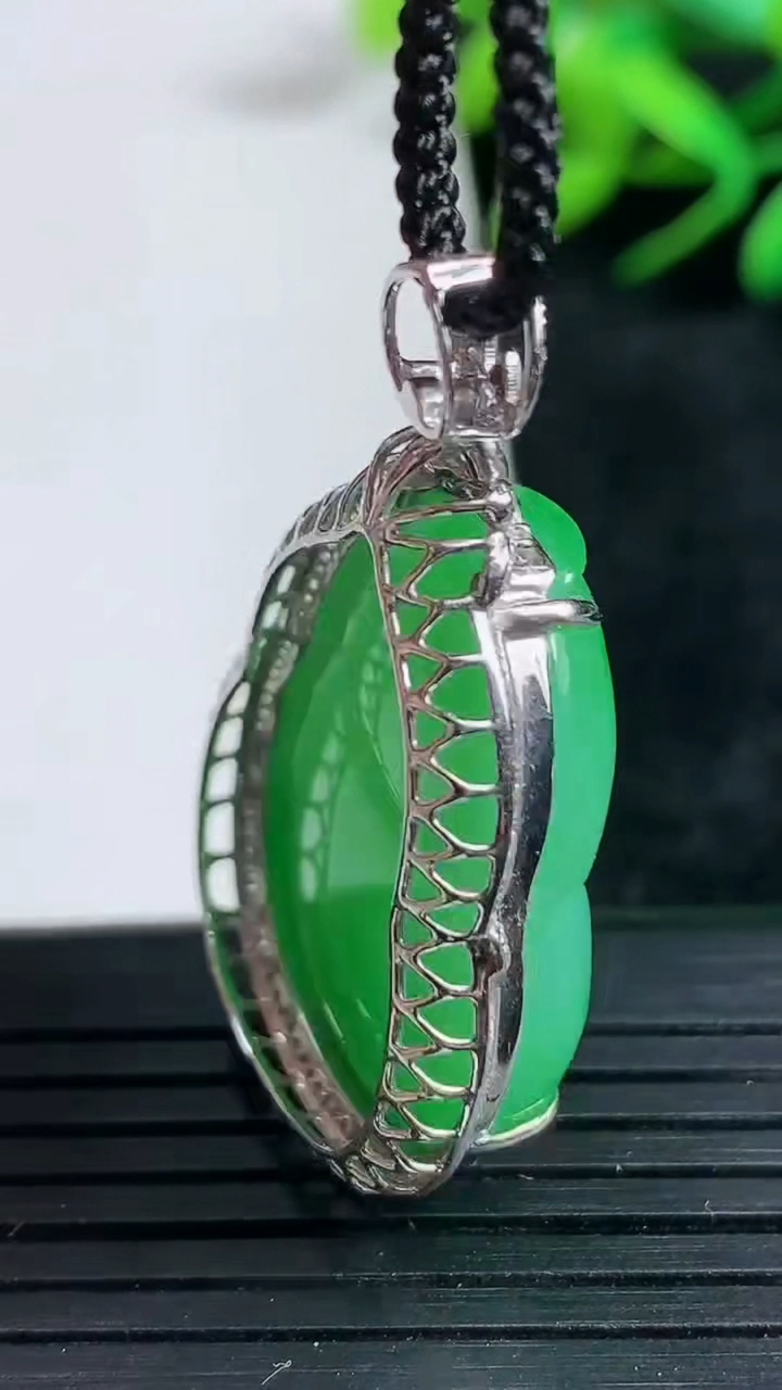 天然A货翡翠葫芦吊坠尺寸39.1-23.8-10.2裸石28-21.1重量:11.34g
3月24日