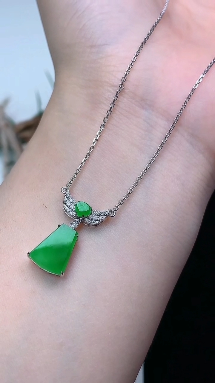 天然A货翡翠无事牌项链，尺寸10.3-7.8-3.5，重量:2.80g
3月24日