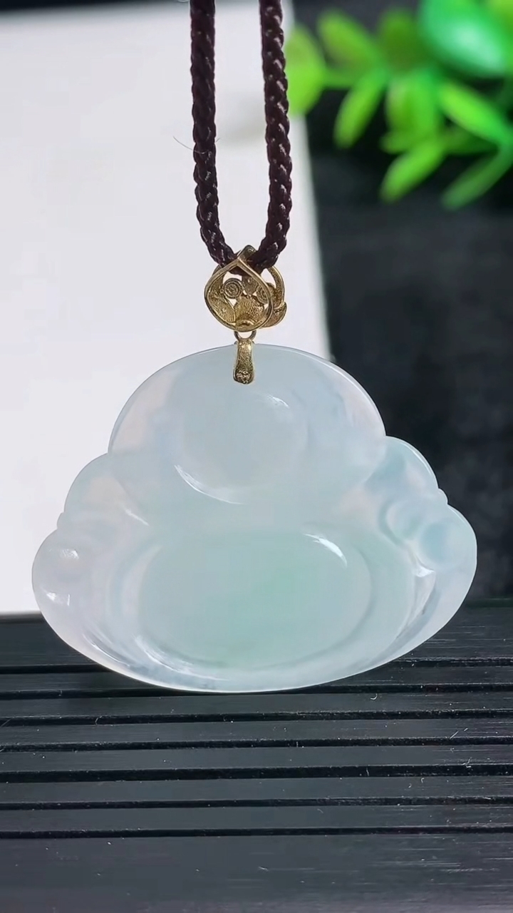 天然A货翡翠佛公吊坠尺寸26.1-32.6-5.5重量:6.90g
3月24日