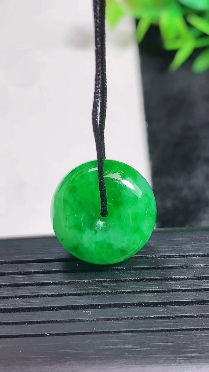 天然A货翡翠路路通吊坠尺寸17.3-9.9重量:6.33g
3月24日