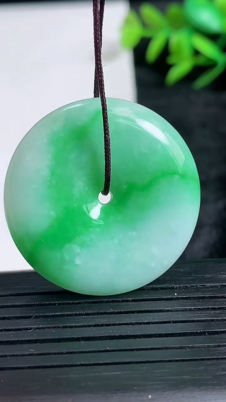 天然A货翡翠平安扣吊坠尺寸31.3-6重量:13.07g
3月24日