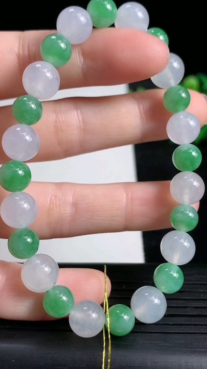 天然A货翡翠圆珠手串尺寸8.2-7.2-24颗重量:21.22g3月24日
工厂直销收藏佳品,种好水