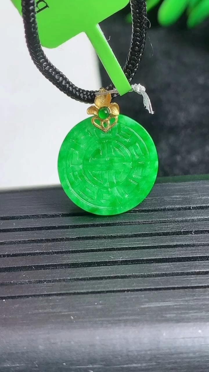 天然A货翡翠仿古无事牌吊坠尺寸16.5-1.7重量:1.41g
3月24日