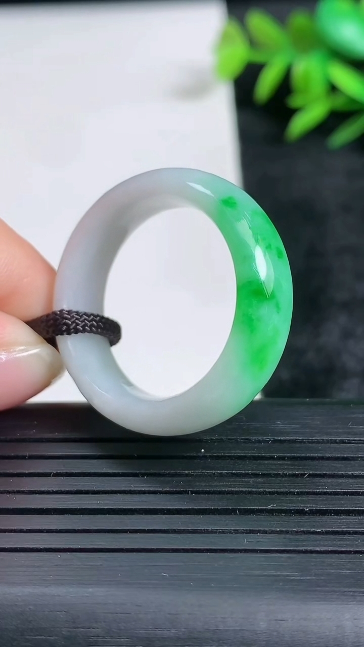 天然A货翡翠指环戒指尺寸21.2-8.5-4.3重量:7.44g2026年3月24日
工厂直销收藏佳
