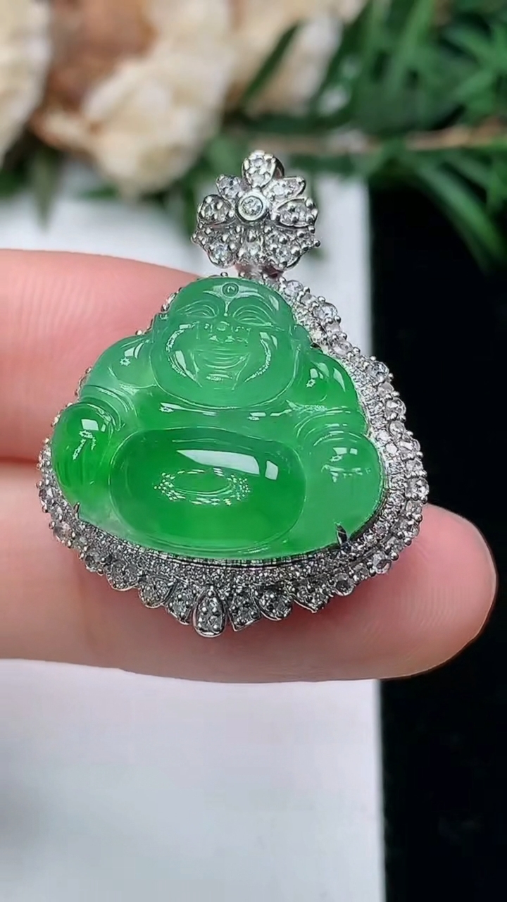 天然A货翡翠佛公吊坠，尺寸28.9-22.8-12.5，裸石15.7-18.7，重量:6.02g
3月24日