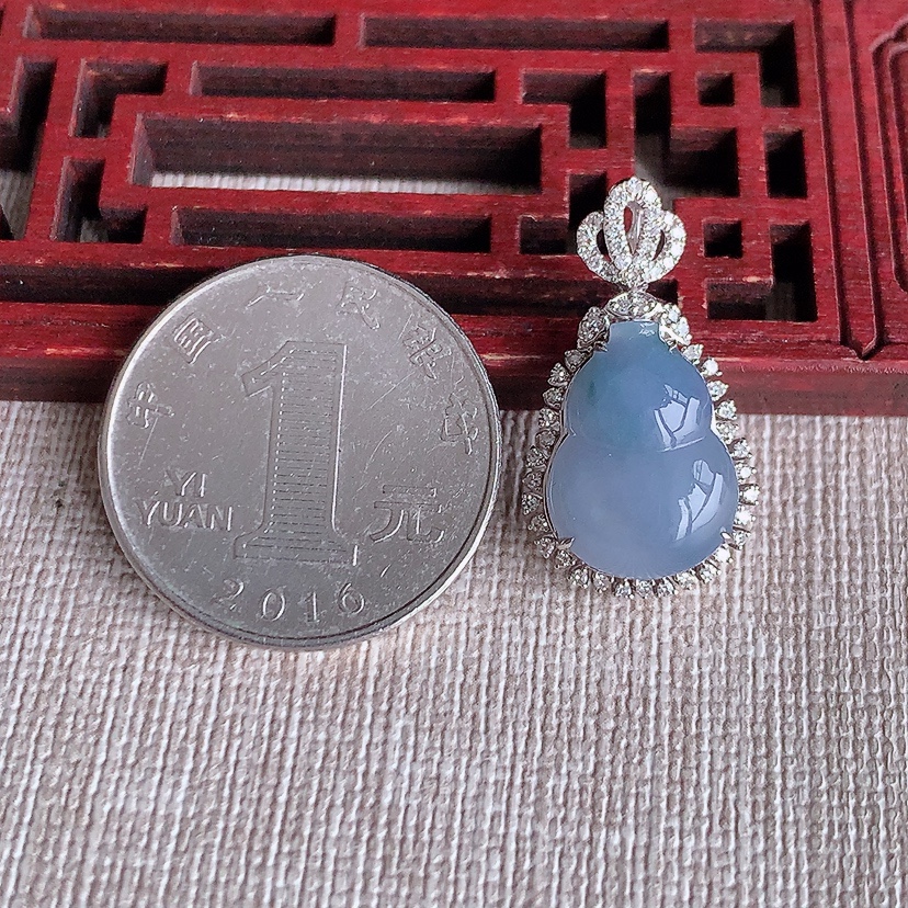 天然A货翡翠18K金伴钻镶嵌紫罗兰葫芦吊坠 
尺寸25.8-14.4-8.5裸石15.2-11.3mm 重量3.04g 0322