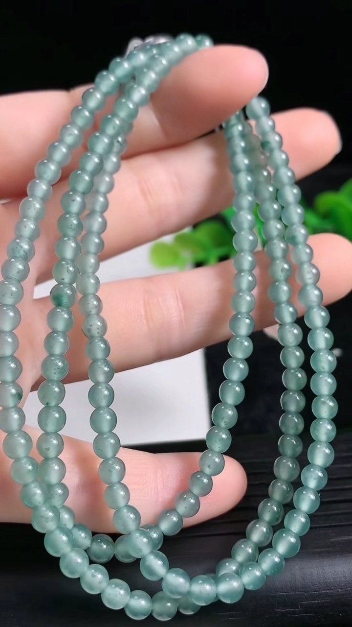 天然A货翡翠小米珠项链尺寸3.9-166重量:20.13g
3月24日