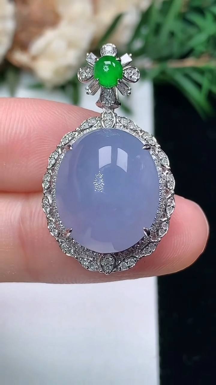 天然A货翡翠紫罗兰蛋面吊坠，尺寸29.9-17.3-11.6，裸石15.6-12.9，重量:5.48g
3月24日