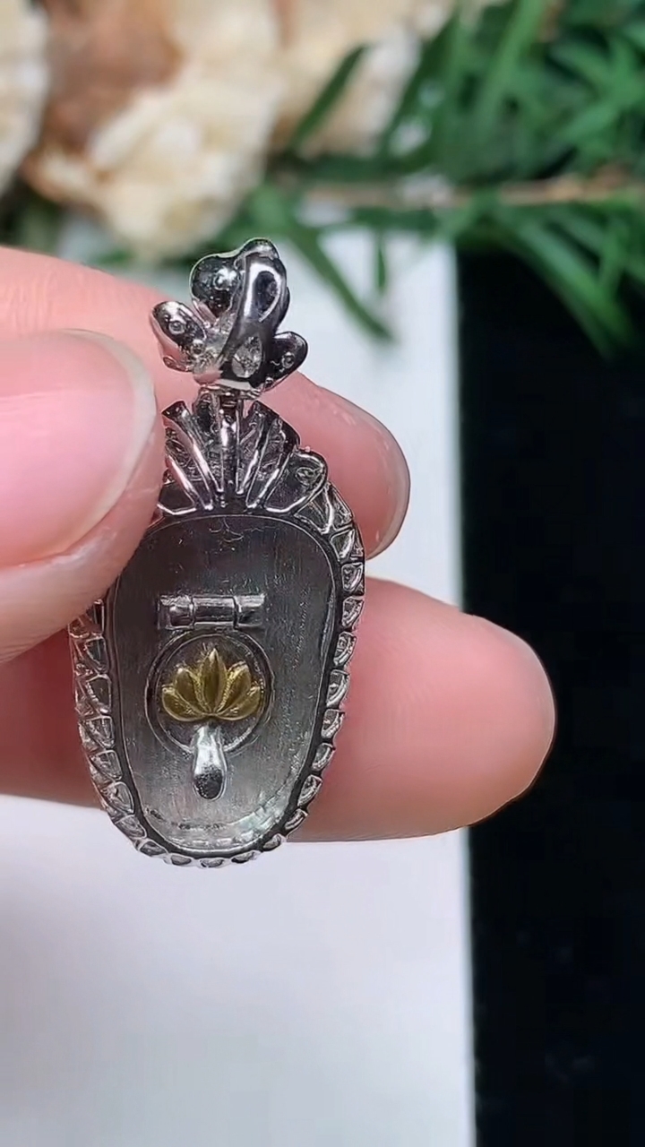 天然A货翡翠金枝玉叶 叶子吊坠，尺寸28.6-13-7.6，裸石17-10.3，重量:3.37g
3月24日