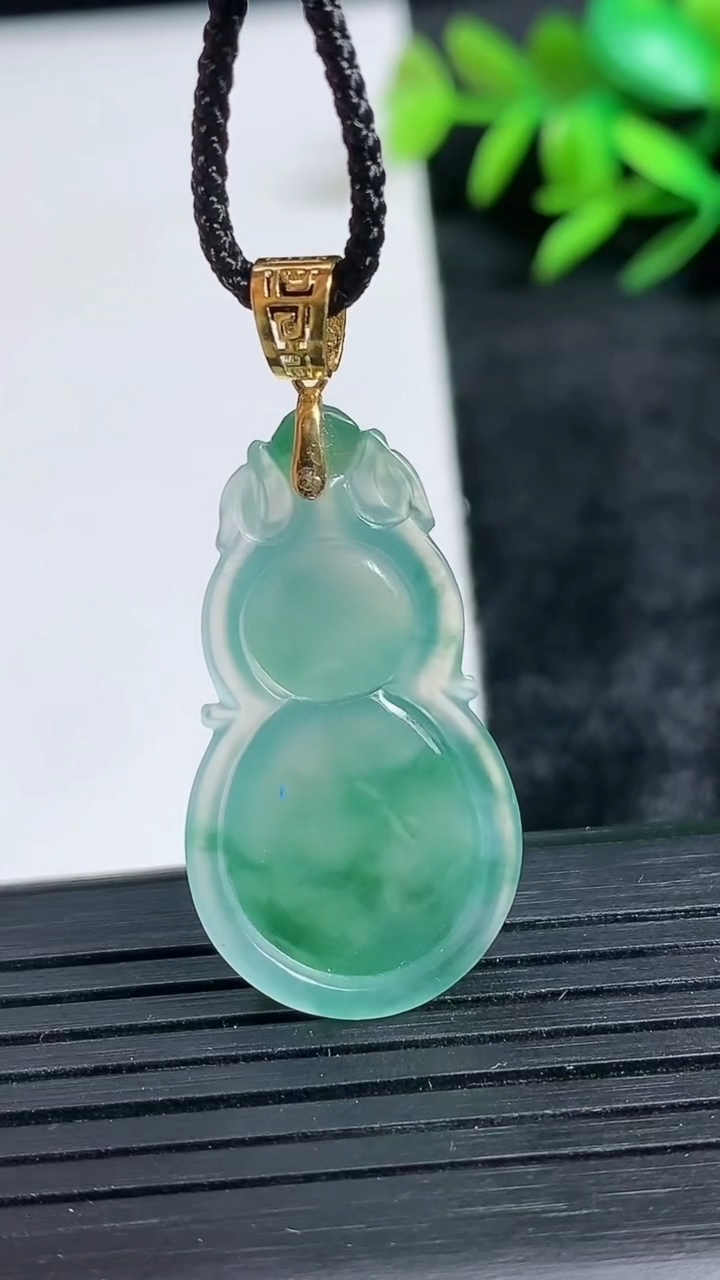 天然A货翡翠种飘花葫芦吊坠尺寸33.3-16.9-5.8重量:5.05g
3月24日