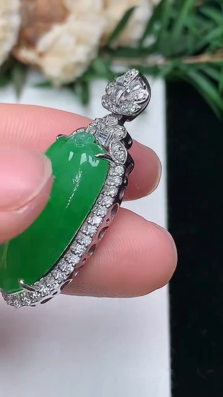 天然A货翡翠福瓜吊坠，尺寸35.4-13-8.3，裸石23.2-10.6，重量:6.57g
3月24日