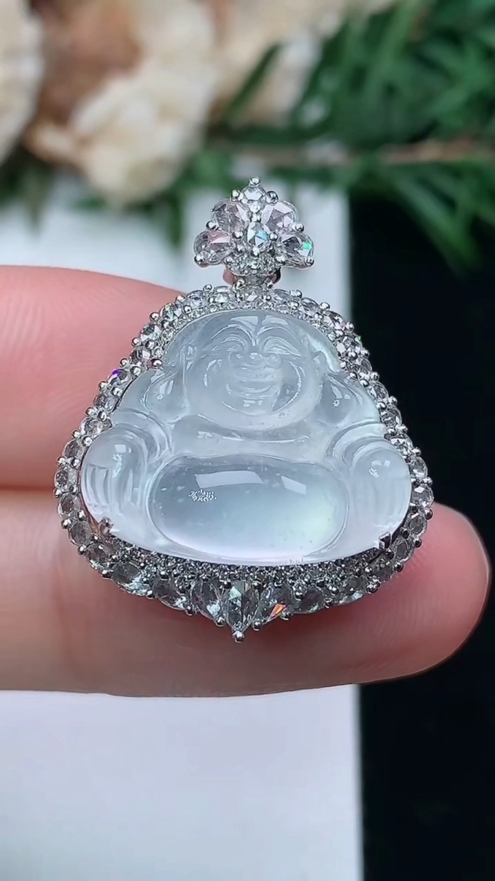 天然A货翡翠白冰佛公吊坠，尺寸26-21-11.4，裸石14-17.6，重量:6.38g
3月24日