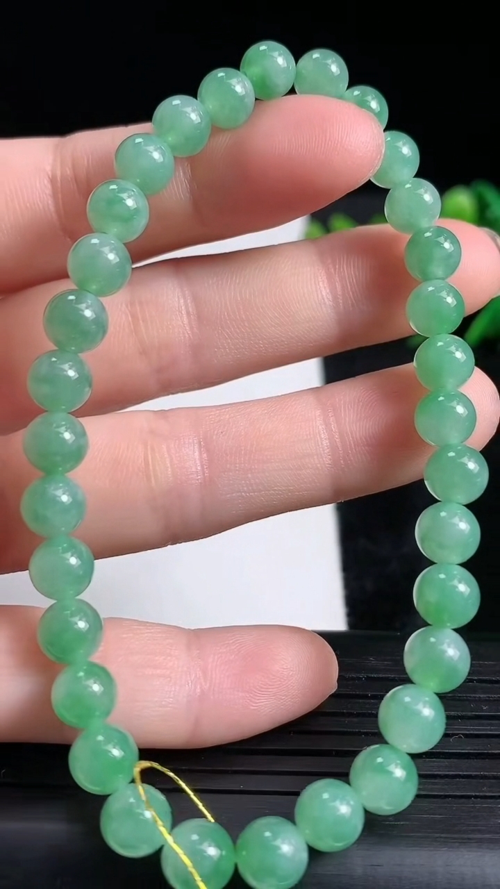 天然A货翡翠圆珠手串尺寸6.1-32颗重量:13.59g3月24日
工厂直销收藏佳品,种好水足，色泽均匀，有种有色，上手高大气！