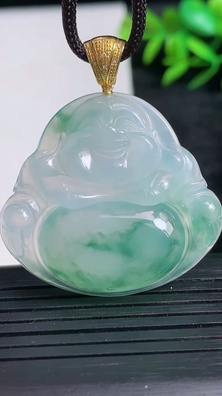 天然A货翡翠种飘花佛公吊坠尺寸33.6-37.2-6.4重量:12.46g
3月24日