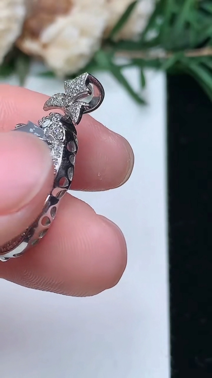 天然A货翡翠飘花葫芦吊坠，尺寸27.5-14.9-9.6，裸石15-11.6，重量:4.43g
3月24日