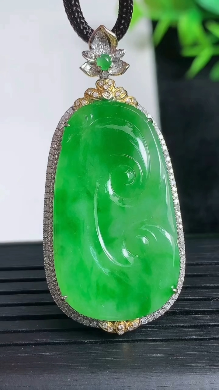 天然A货翡翠如意吊坠尺寸47.8-22.2-6.6裸石33.7-18.7重量:6.69g
3月24日