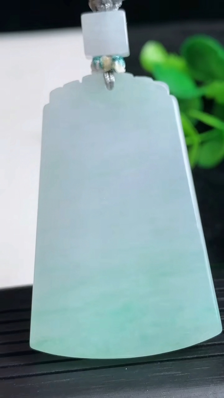 天然A货翡翠无事牌吊坠尺寸50.1-32.9-5重量:25.96g
3月24日