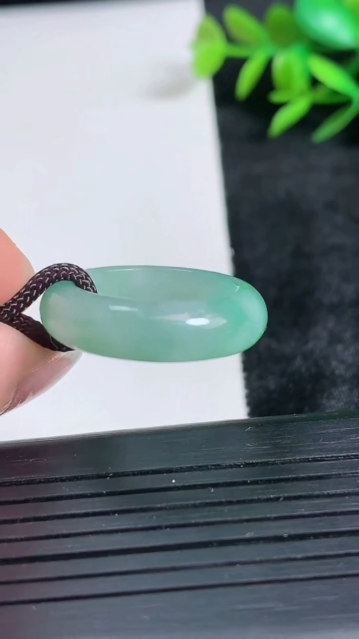 天然A货翡翠指环戒指尺寸18.2-6.4-3.7重量:4.63g2026年3月24日
工厂直销收藏佳品,种好水足，色泽均匀，有种有色，上手高大气！