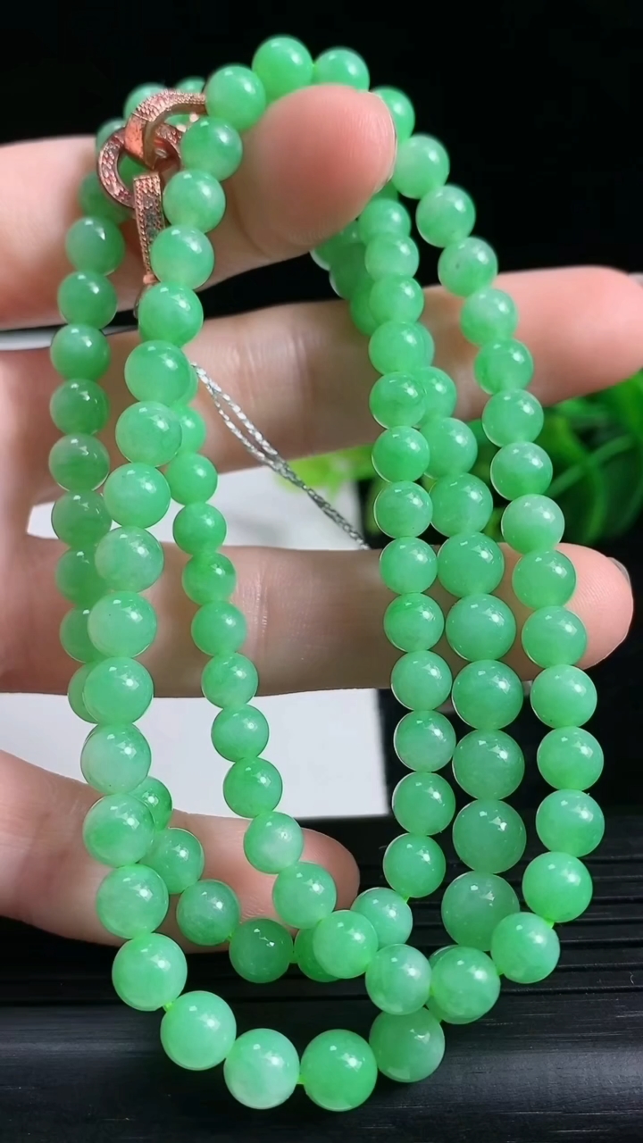 天然A货翡翠圆珠项链尺寸5.5-106颗重量:34.15g3月24日
工厂直销收藏佳品,种好水足，色泽均匀，有种有色，上手高大气！