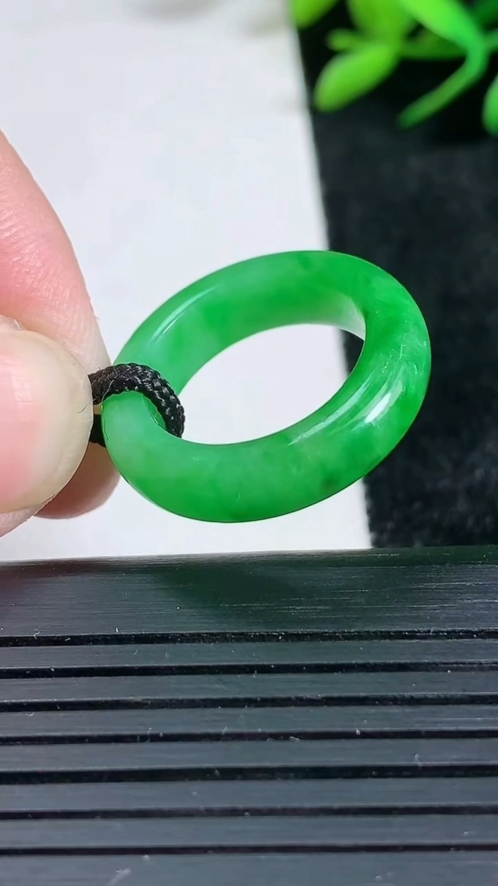天然A货翡翠指环戒指尺寸16.4-5.3-3.9重量:4.01g2026年3月24日
工厂直销收藏佳品,种好水足，色泽均匀，有种有色，上手高大气！