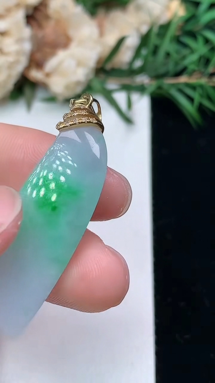 天然A货翡翠随形吊坠，尺寸36.2-15.4-10，重量:9.04g
3月24日