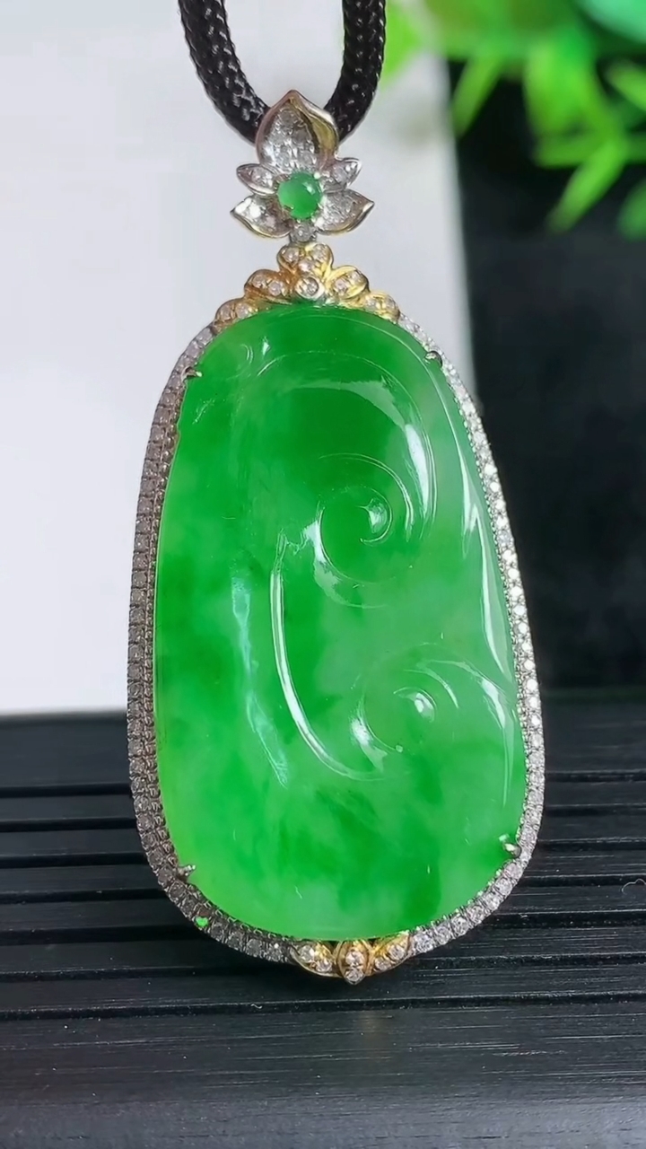 天然A货翡翠如意吊坠尺寸47.8-22.2-6.6裸石33.7-18.7重量:6.69g
3月24日