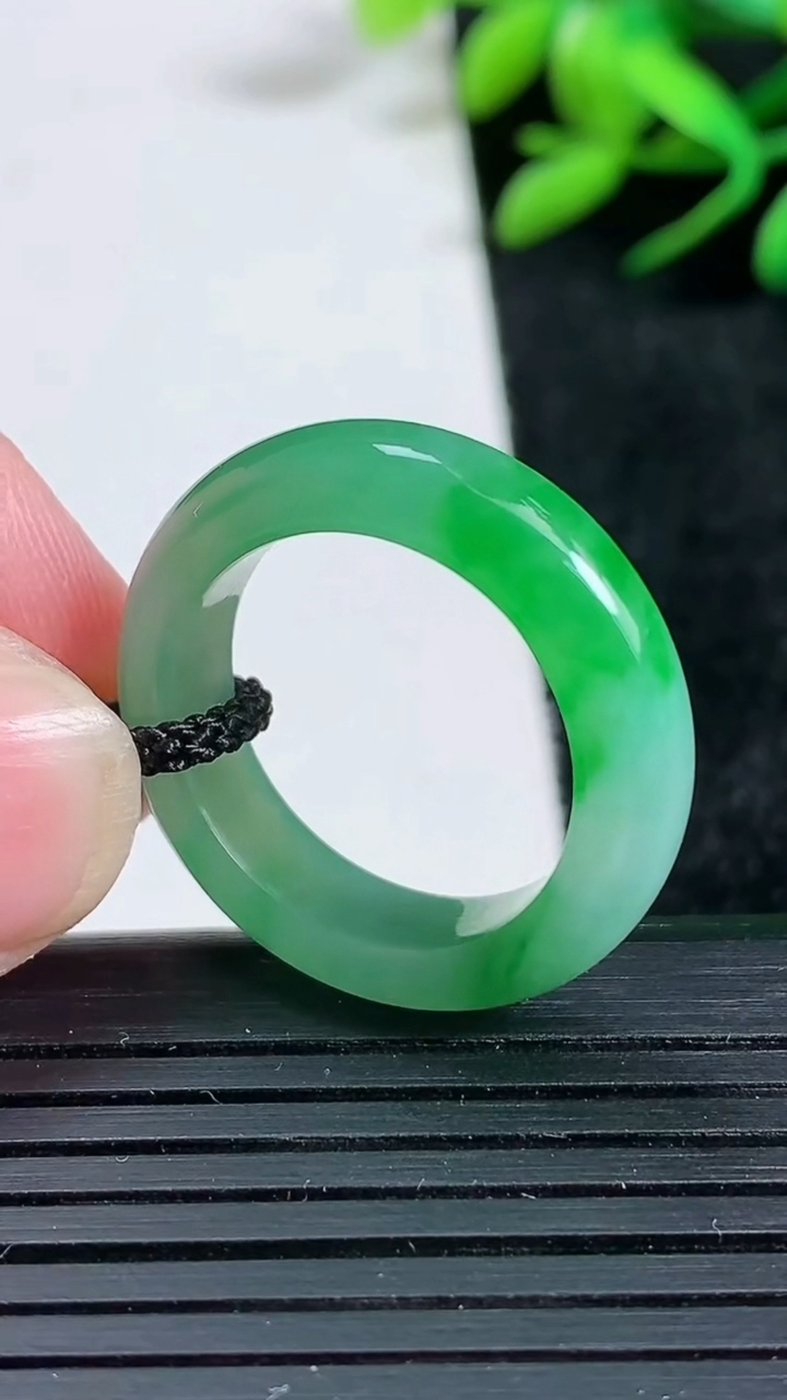 天然A货翡翠指环戒指尺寸18.7-5.8-3.9重量:4.78g2026年3月24日
工厂直销收藏佳品,种好水足，色泽均匀，有种有色，上手高大气！