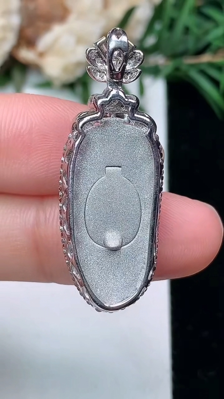 天然A货翡翠福瓜吊坠，尺寸35.4-13-8.3，裸石23.2-10.6，重量:6.57g
3月24日