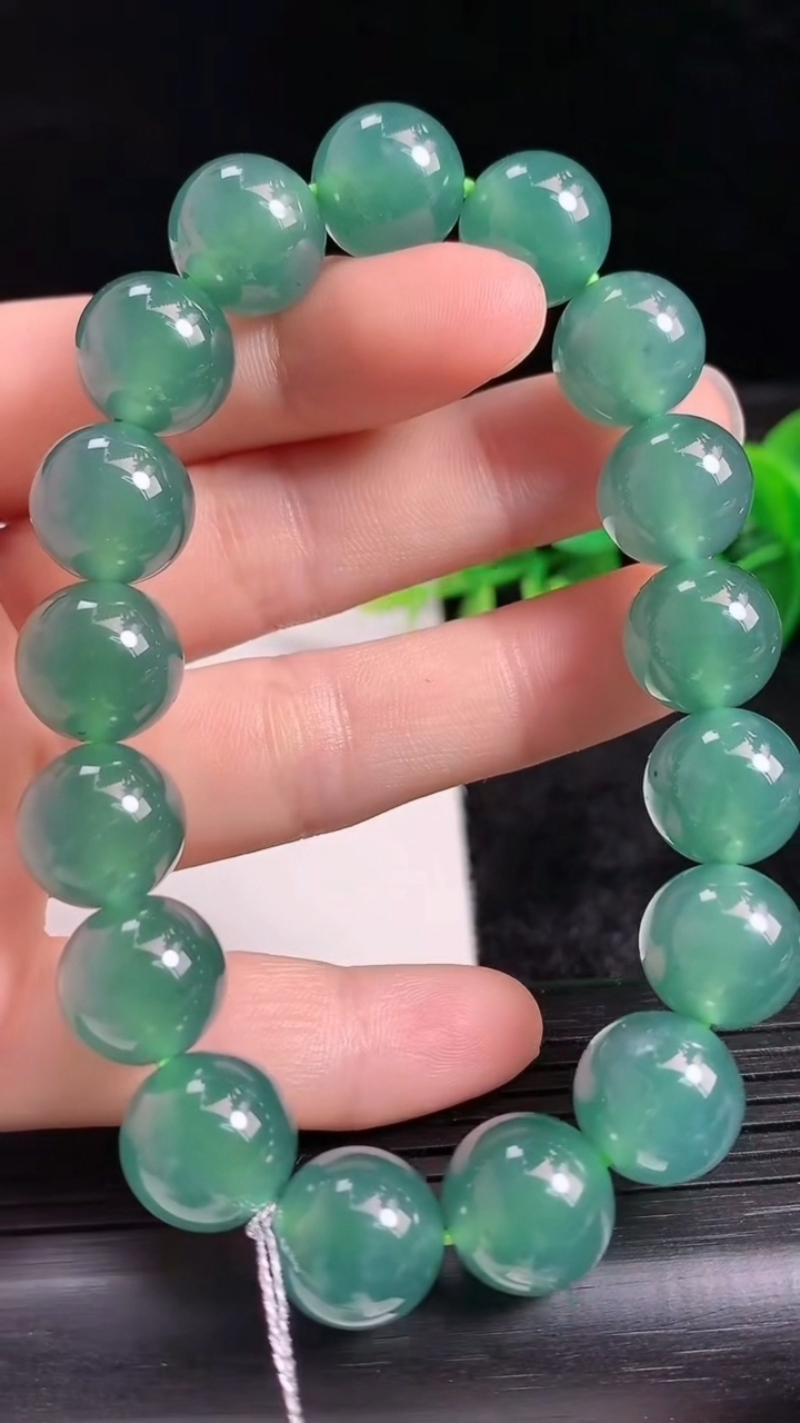 天然A货翡翠圆珠手串尺寸11.7-17颗重量:48.39g3月24日
工厂直销收藏佳品,种好水足，色泽均匀，有种有色，上手高大气！