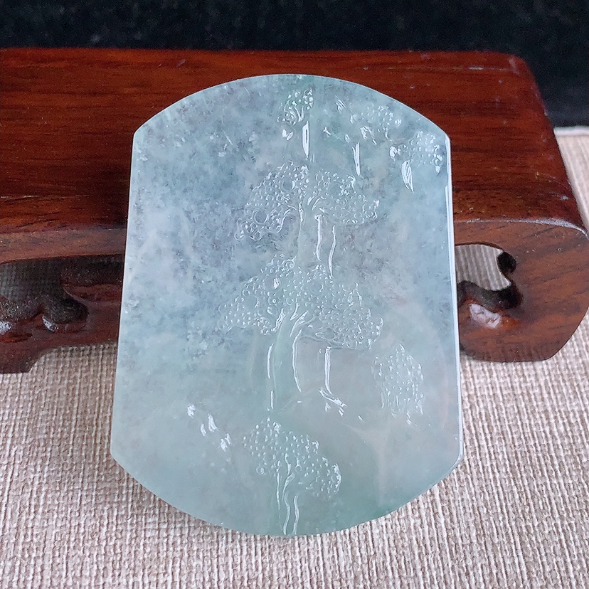 天然A货翡翠晴水意境山水牌吊坠 
尺寸53-40-5.5mm 重量28.30g 0324