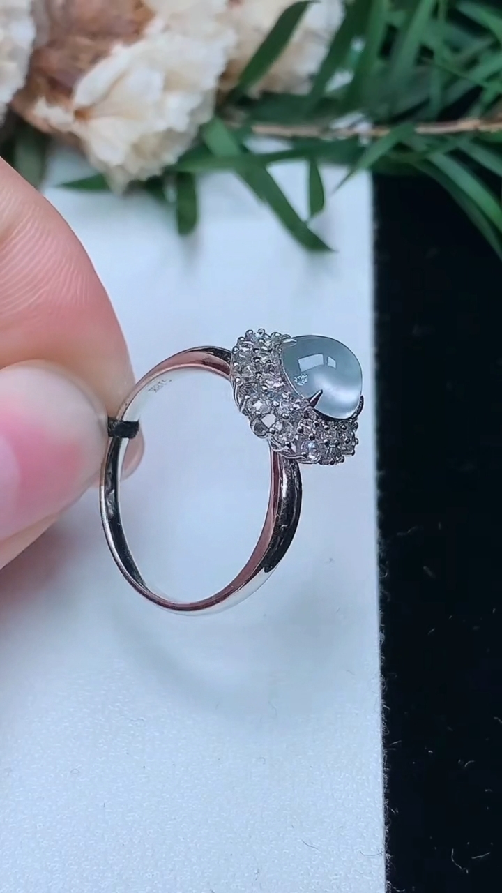 天然A货翡翠白冰蛋面戒指，尺寸17.2-7-6.8，重量:2.36g2026年3月24日
工厂直销收藏佳品,种好水足，色泽均匀，有种有色，上手高大气！