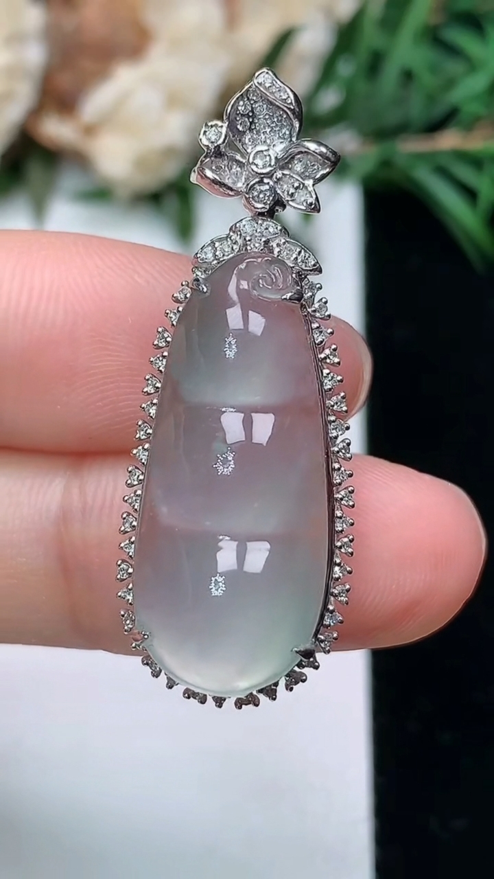 天然A货翡翠福豆吊坠，尺寸36.2-13.5-10.7，裸石24.6-10.7，重量:4.41g
3月24日