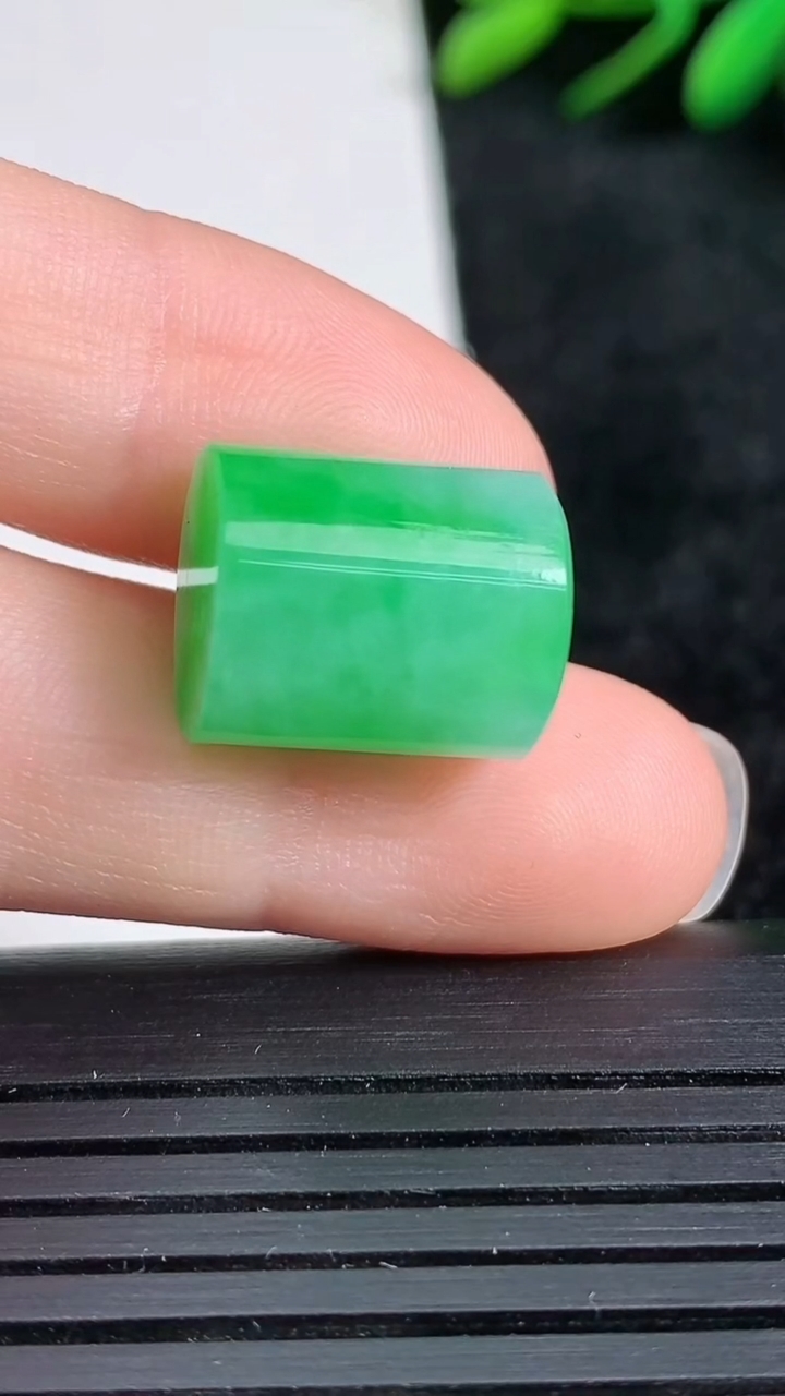 天然A货翡翠平安柱镶嵌件尺寸11.3-13.4重量:4061g
3月24日